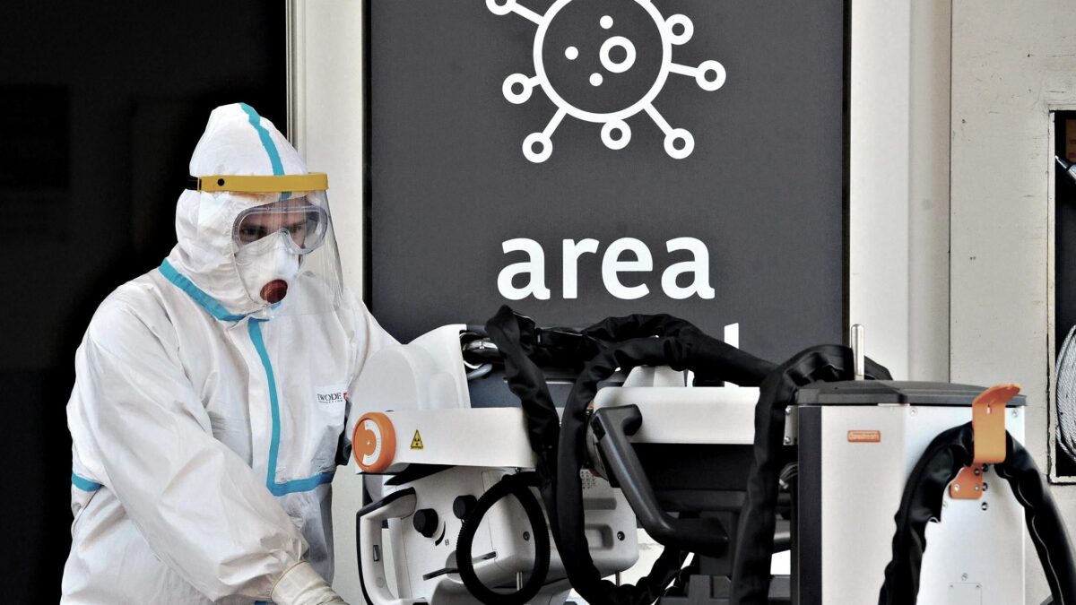 Aumentano le infezioni tra i medici e negli ospedali manca il personale
