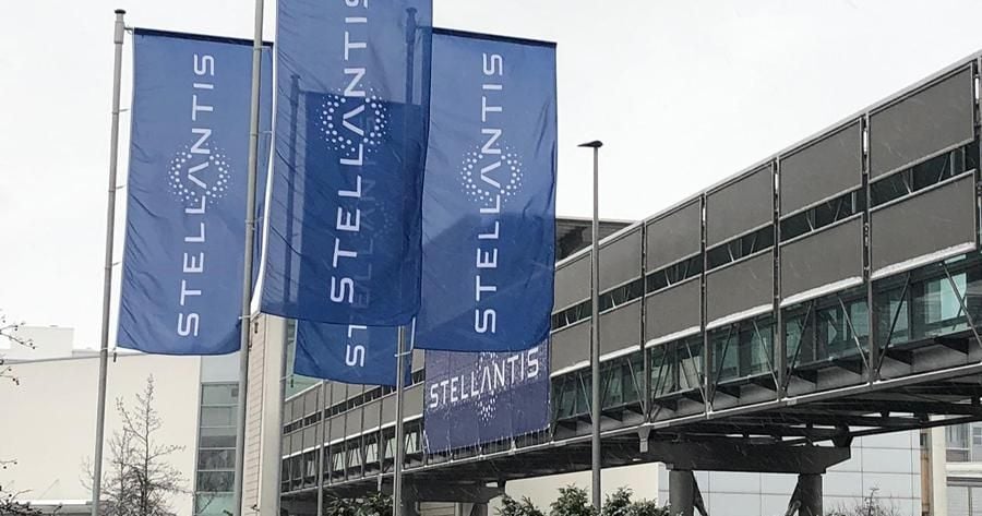 Auto, la svolta sull’elettrico di Stellantis mette a rischio 75 mila posti nell’indotto