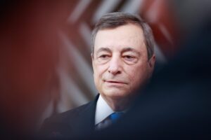 Governo delle carezze e dei cazzotti: sdraiato con l’Ue, duro con gli italiani