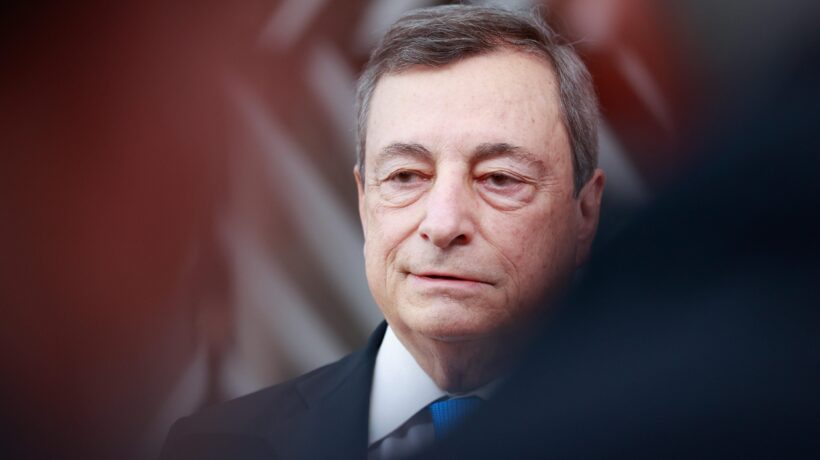 Governo delle carezze e dei cazzotti: sdraiato con l’Ue, duro con gli italiani