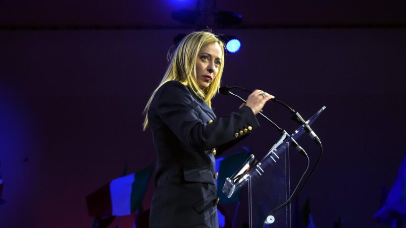 La svolta di Giorgia: partito conservatore e leader di coalizione con un occhio a Chigi