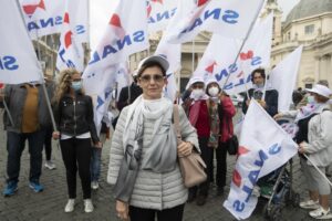 «Chi non ha il vaccino punito come fosse incapace di lavorare»
