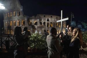 Dal Colosseo alle università Kiev demolisce tutti i gesti che uniscono ucraini e russi