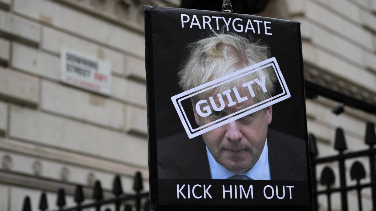 Gli inglesi vogliono fare la festa a Johnson