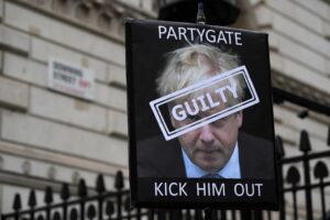 Gli inglesi vogliono fare la festa a Johnson