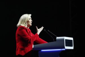 L’antifrode dà un aiutino a Macron. La Le Pen al ballottaggio da indagata