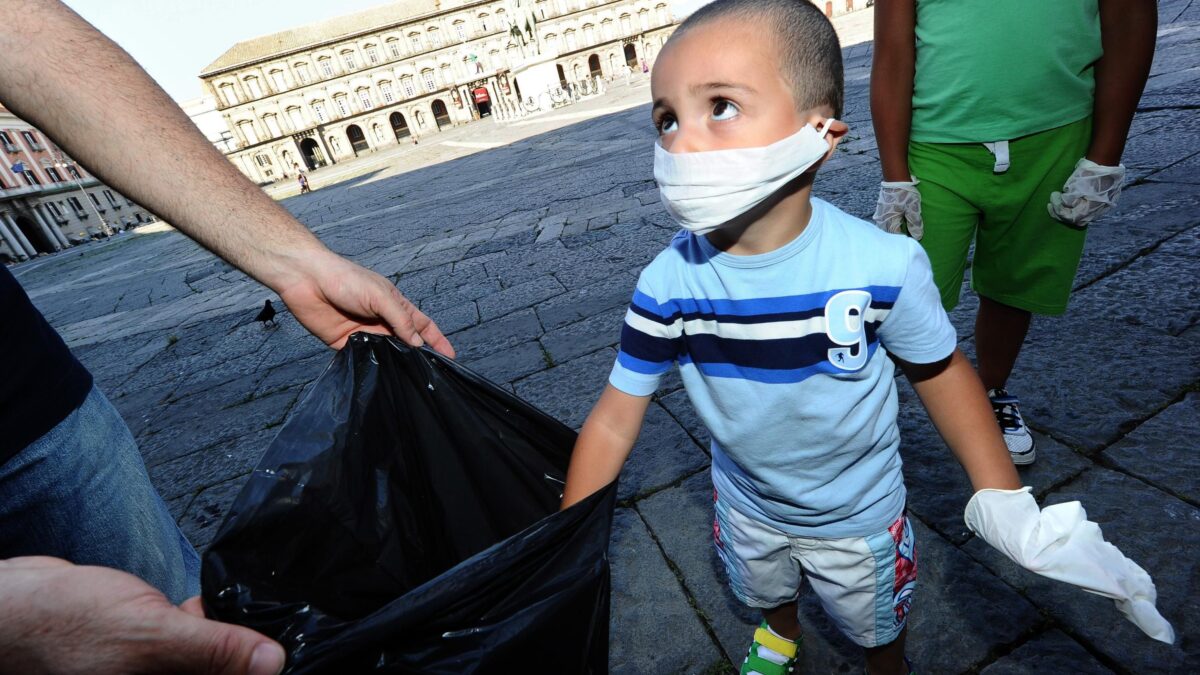 Mascherine imposte ai bambini soltanto da Italia e altri tre Stati