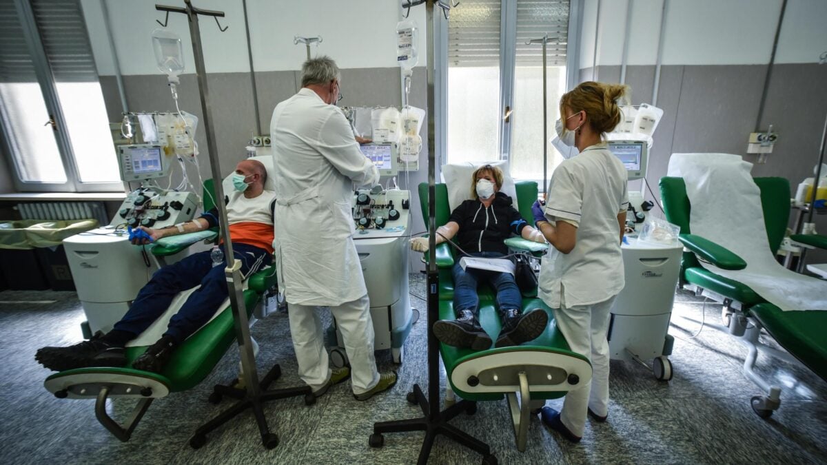 Un positivo su 20 è reinfetto. Ma nessuno parla delle cure