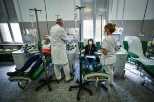 Un positivo su 20 è reinfetto. Ma nessuno parla delle cure