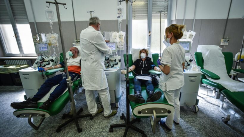 Un positivo su 20 è reinfetto. Ma nessuno parla delle cure