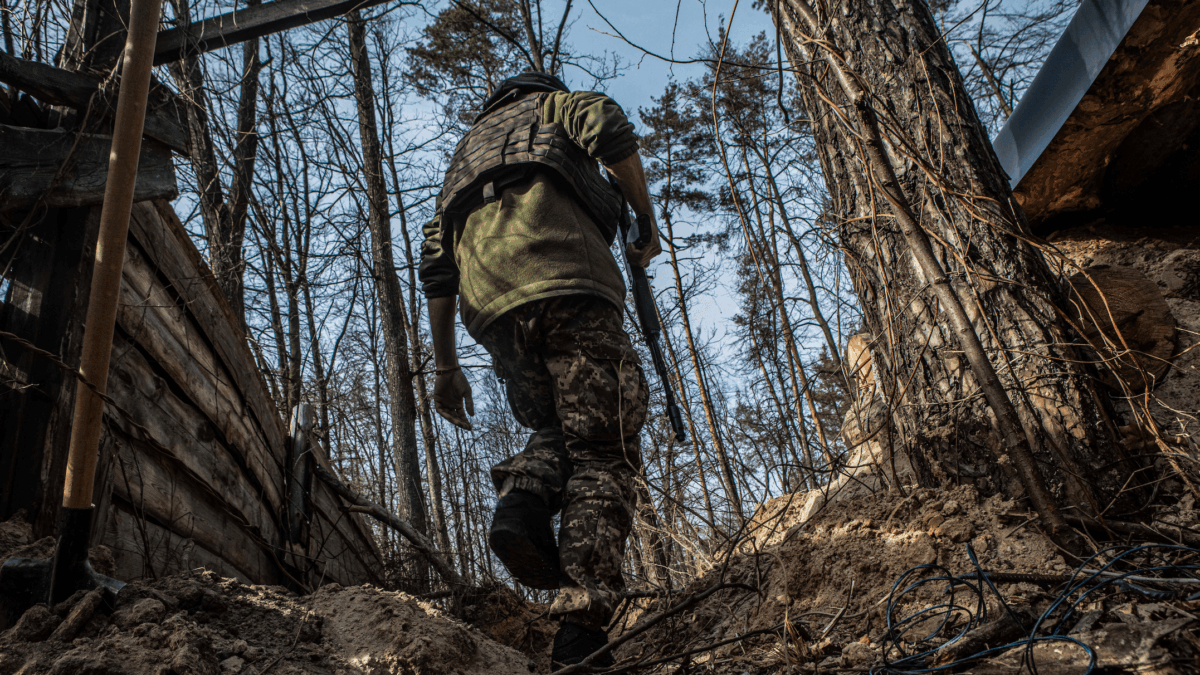 Tra bunker e trincee nella foresta così si resiste ai droni dei russi