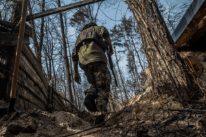 Tra bunker e trincee nella foresta così si resiste ai droni dei russi