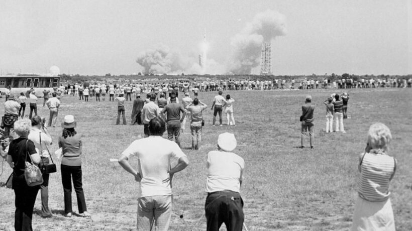 Spettatori durante il lancio dell'Apollo 16 a Cape Canaveral il 16 aprile 1972 (Ansa)