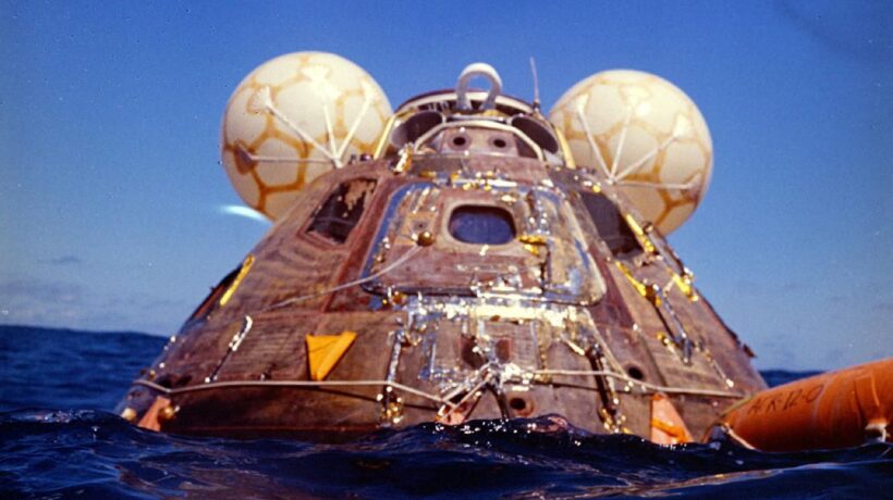 La capsula dell'Apollo 16 appena dopo l'ammaraggio (Nasa)