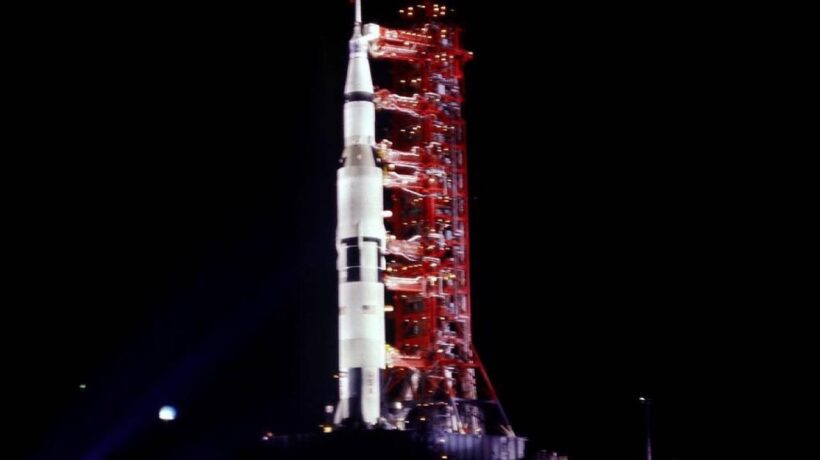 L'apollo 16 in rampa la sera prima del lancio (Nasa)