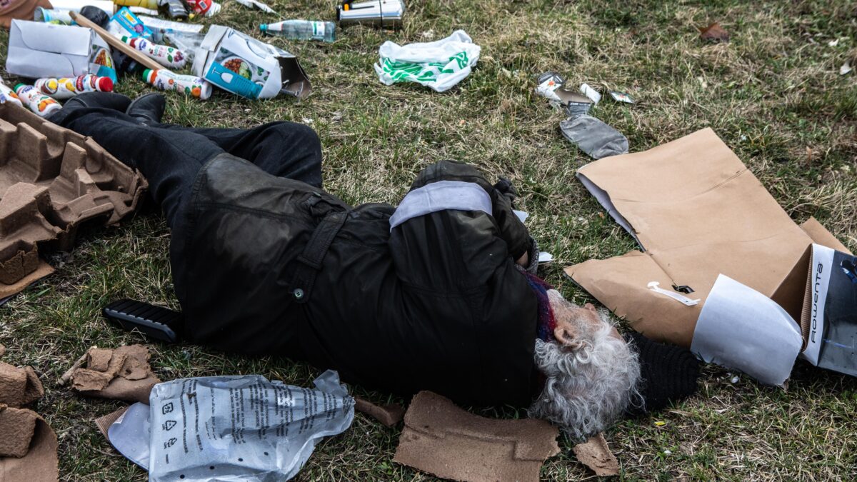 «Abbandonati e in mezzo agli animali: quei corpi hanno meno di due giorni»