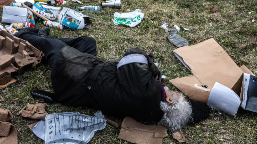 «Abbandonati e in mezzo agli animali: quei corpi hanno meno di due giorni»