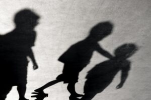 A Rimini scoppia un’altra «Bibbiano». Madre innocente allontanata dai figli