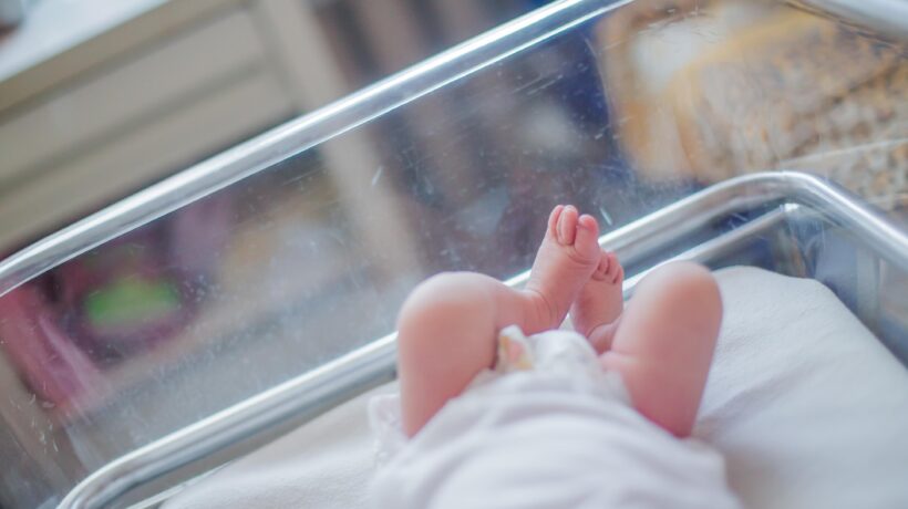 Gli americani salvano le madri surrogate e tutelano il business dei figli in vendita