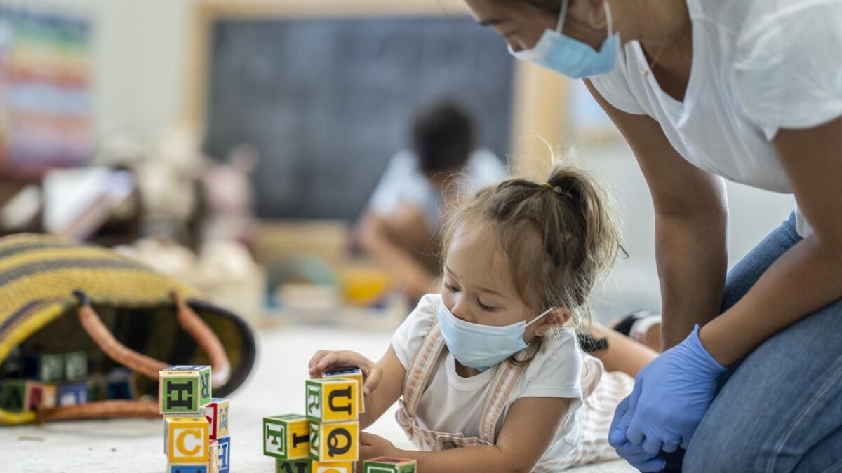 Imbavagliati all’asilo anche se non c’è più lo stato di emergenza