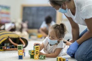 Imbavagliati all’asilo anche se non c’è più lo stato di emergenza