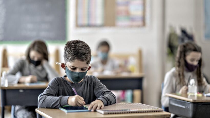 Via subito le mascherine ai bimbi: fanno male