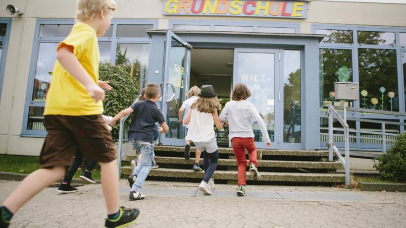 Studenti tedeschi senza mascherina. L’Italia invece non ne vuole sapere