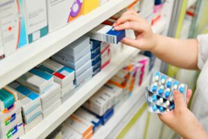 Pillole anti Covid al palo tra lungaggini mediche e lotte interne al ministero