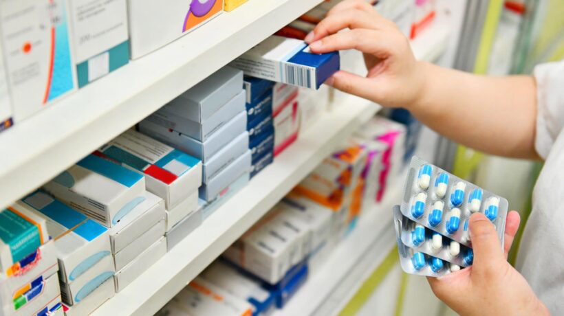 Pillole anti Covid al palo tra lungaggini mediche e lotte interne al ministero