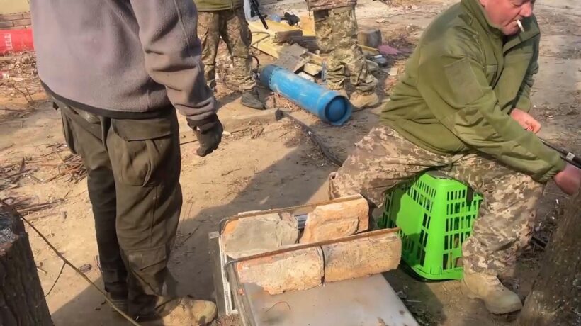 Reportage da Kiev: nelle bosco a Nord della città dove i soldati organizzano la resistenza