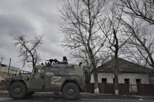 I russi si ammassano sul Donbass. Mosca avverte: a Kiev non è finita