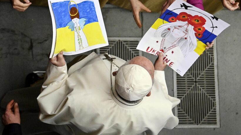 Il Papa non molla: sarà una Via crucis di pace
