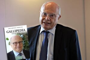 Pure Galli si fa il libro e sfida Pregliasco: «Io adoro le cravatte ne ho centinaia»
