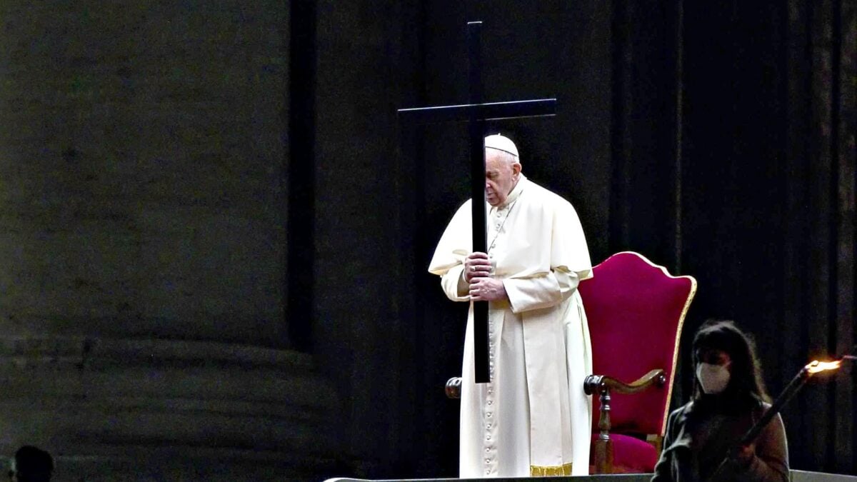 La croce delle critiche tocca ancora al Papa