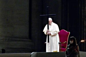 La croce delle critiche tocca ancora al Papa