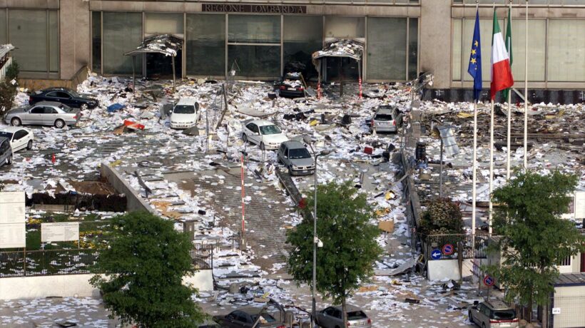 L'ingresso principale del Pirellone dopo l'incidente (Ansa)