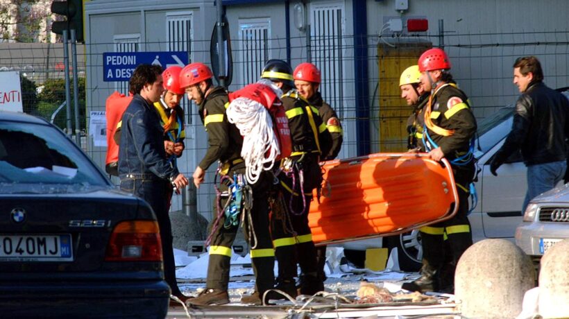 Vigile del fuoco del SAF imbragati per la salita al 26° piano (ansa)