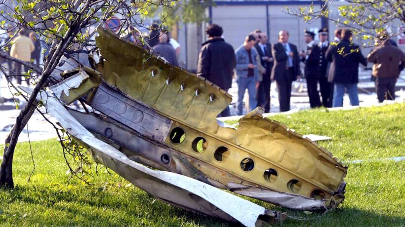 Un frammento dell'aereo di Fasulo in un'aiuola antistante il Pirellone (Ansa)