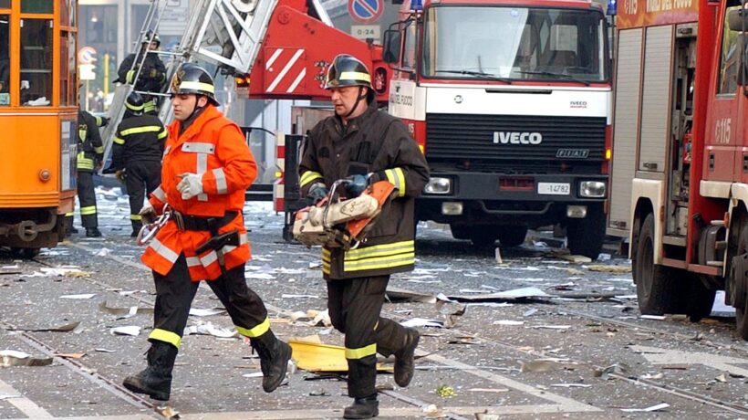 I Vigili del Fuoco si apprestano a aprire gli uffici della Hertz per istituire il posto medico avanzato (Ansa)