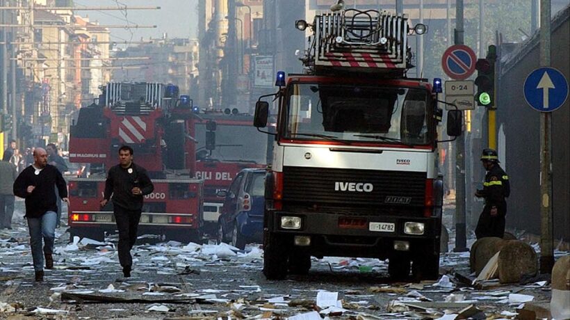 I mezzi dei VVF tra i detriti precipitati nell'impatto (Ansa)