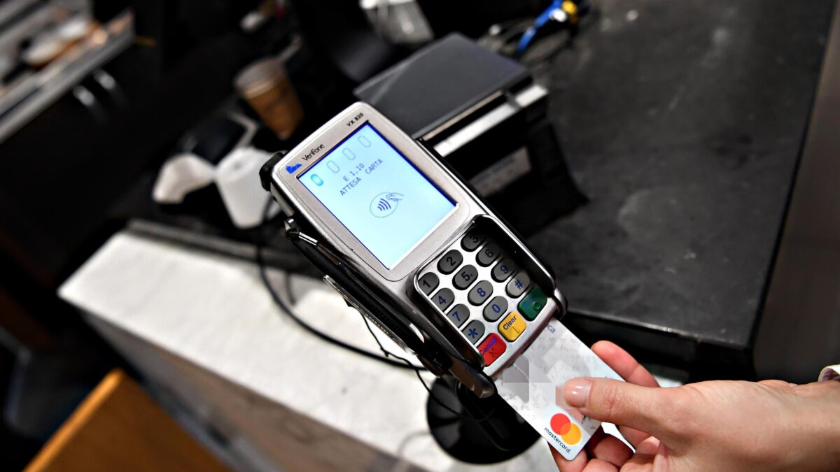 Bancomat e carte vanno in blackout. Per fortuna ci salvano i contanti