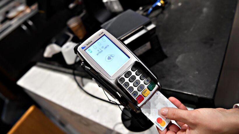 Bancomat e carte vanno in blackout. Per fortuna ci salvano i contanti
