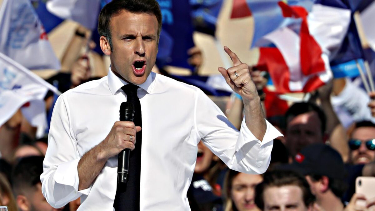 Macron decapita le feluche: spazio agli amici