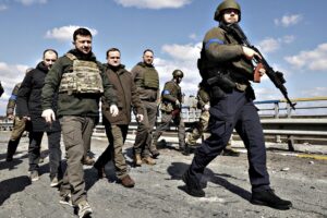 Armi, Zelensky «sotto tutela» Usa