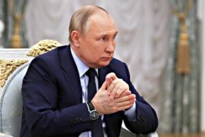 Ma le bozze di pace tornano a girare. E pure Cina e Usa riaprono i canali