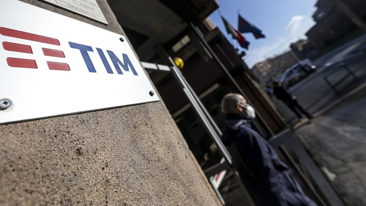 Tim vuole chiedere l’aiuto pubblico per pagare meno interessi su 3 miliardi di debiti