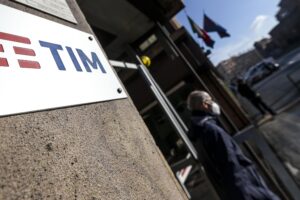 Tim vuole chiedere l’aiuto pubblico per pagare meno interessi su 3 miliardi di debiti