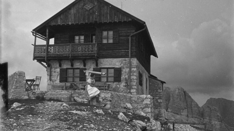 Il rifugio Nuvolau nel 1937, ricostruito dopo i danni della Grande Guerra (Norbert Bertolini)