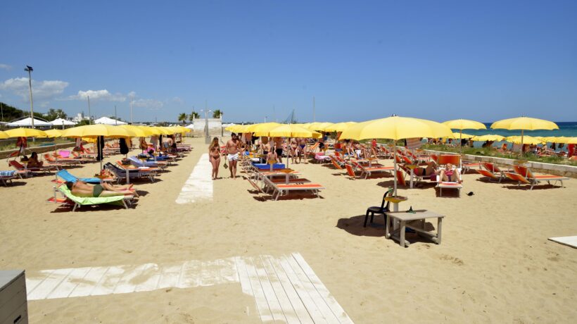 Nasce un governo balneare, il premier batte i pugni sulle spiagge