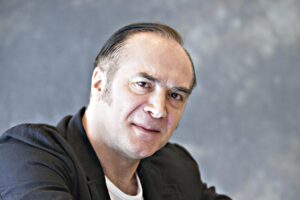 Aurelio Picca: «Vorrei rivedere la maestra unica in classe»